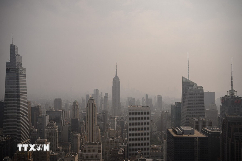 Khói mù ô nhiễm bao phủ bầu trời tại New York (Mỹ) trong một bức ảnh tư liệu. (Ảnh: Getty Images/TTXVN)