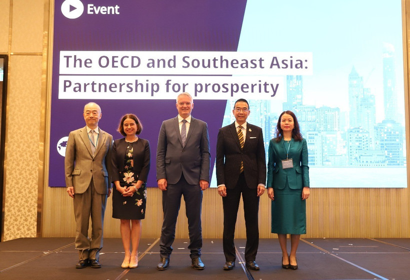 Thứ trưởng Ngoại giao Nguyễn Minh Hằng (phải) chụp ảnh lưu niệm cùng các diễn giả trong phiên khai mạc. (Ảnh: Đỗ Sinh/TTXVN)