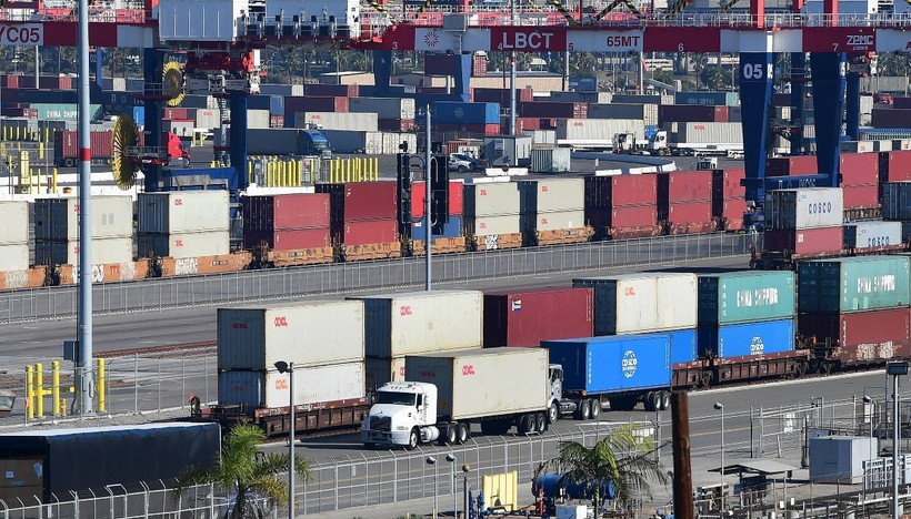 Container hàng hóa được bốc dỡ tại cảng Long Beach ở California (Mỹ). (Ảnh: AFP/TTXVN)