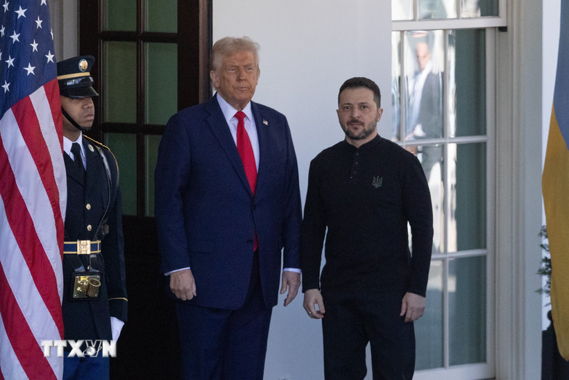 Tổng thống Mỹ Donald Trump (giữa) và người đồng cấp Ukraine Volodymyr Zelensky (phải) tại Nhà Trắng hôm 28/2/2025. (Ảnh: THX/TTXVN)