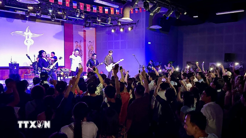 Màn trình diễn sôi động của ban nhạc Bức Tường trên sân khấu Trung tâm văn hóa Việt Nam tại Pháp. (Ảnh: Thu Hà/TTXVN)