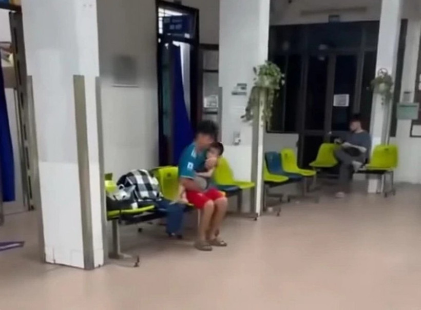 Cháu bé bị tai nạn được đưa vào viện. (Ảnh cắt từ clip)