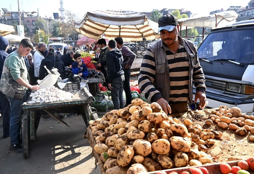 Người dân bán hàng tại chợ ở Damascus (Syria) ngày 16/12/2024. (Ảnh: THX/TTXVN)