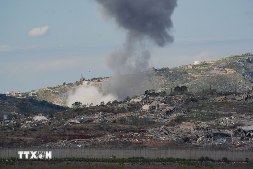 Khói bốc lên sau cuộc không kích của Israel xuống miền Nam Liban ngày 22/3/2025. (Ảnh: THX/TTXVN)