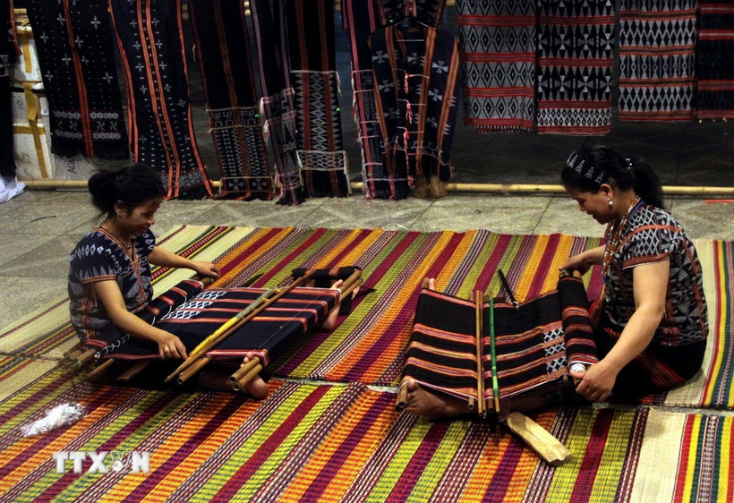 Các nghệ nhân trình diễn kỹ thuật dệt thổ cẩm tại Festival nghề truyền thống Quảng Nam hồi năm ngoái. (Ảnh: Trịnh Bang Nhiệm/TTXVN)