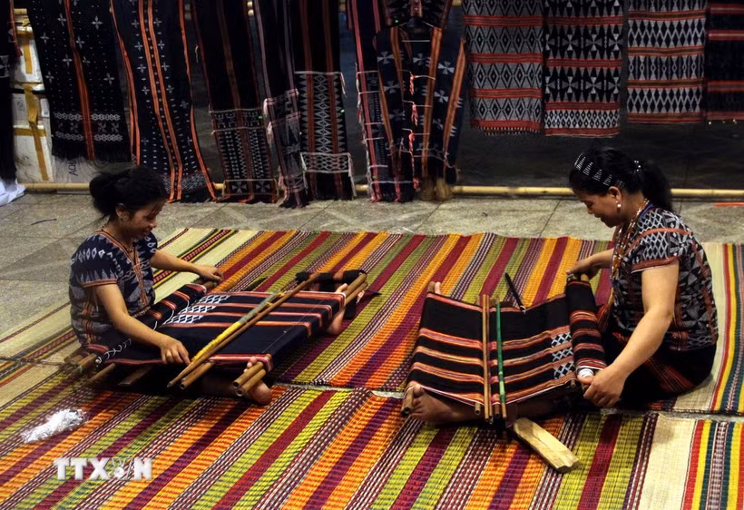 Các nghệ nhân trình diễn kỹ thuật dệt thổ cẩm tại Festival nghề truyền thống Quảng Nam hồi năm ngoái. (Ảnh: Trịnh Bang Nhiệm/TTXVN)
