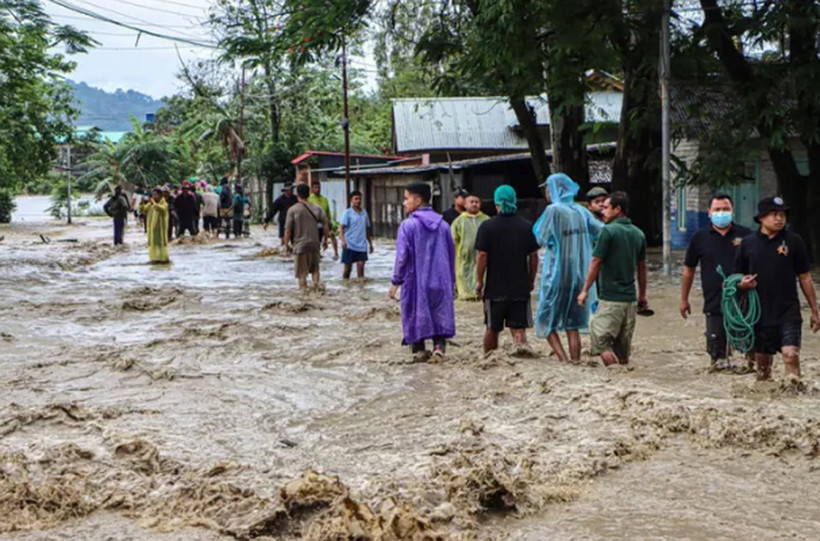 Nước lũ tại một khu vực ở làng Khurai Konsam Leikai thuộc quận Imphal East, bang Manipur (Ấn Độ), ngày 31/5/2025. (Nguồn: AFP/The Star)