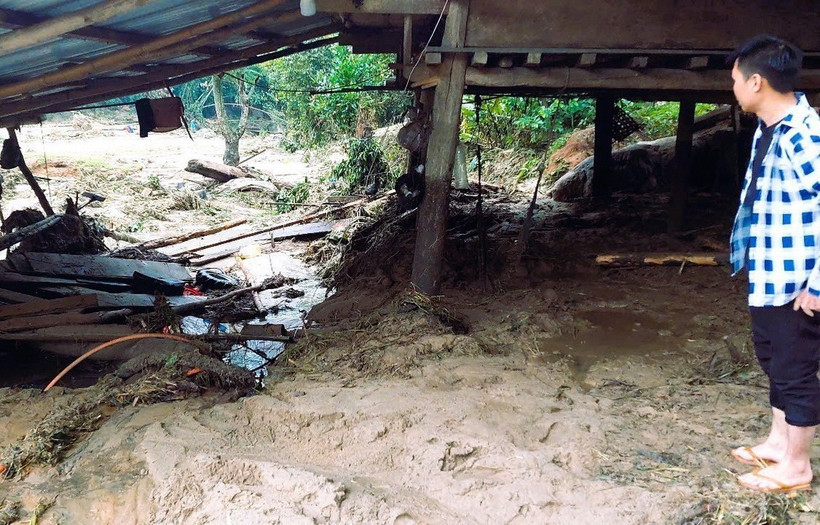Người dân ngậm ngùi khi chứng kiến hậu quả của lũ quét tàn phá nhà cửa. (Ảnh: TTXVN phát)