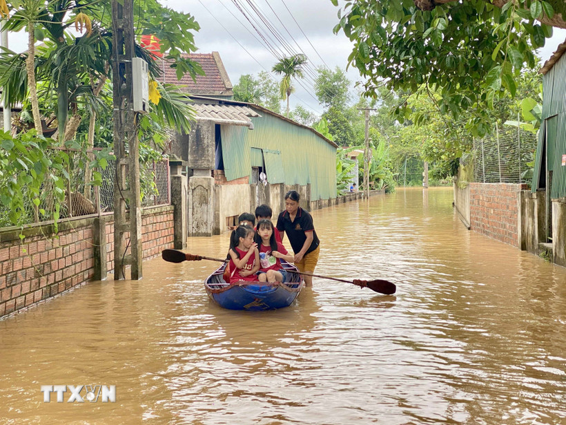 Một khu vực tại xã Cẩm Thạch, huyện Cẩm Xuyên, tỉnh Hà Tĩnh vẫn còn bị ngập trong nước lũ. (Ảnh: Hữu Quyết/TTXVN)