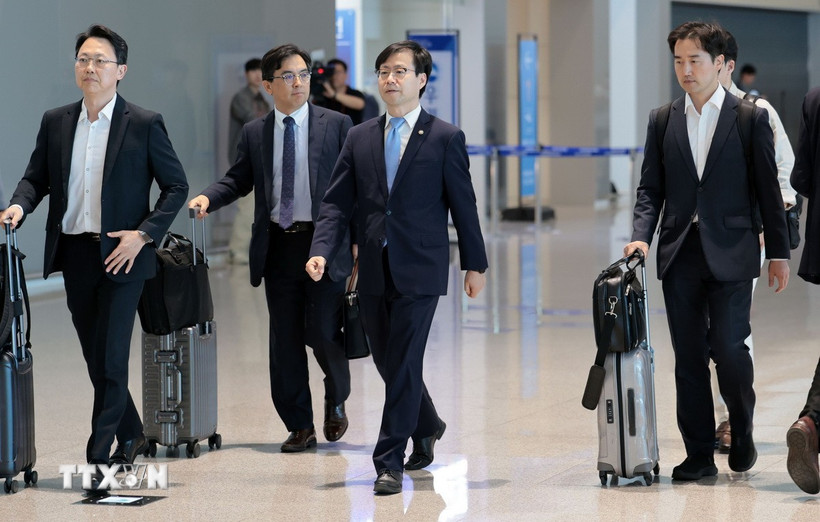 Chánh Văn phòng đàm phán thương mại thuộc Bộ Công nghiệp, Thương mại và Tài nguyên Hàn Quốc Yeo Han Koo (giữa) tại sân bay Incheon, trước khi khởi hành sang Mỹ ngày 22/6/2025. (Ảnh: Yonhap/TTXVN)