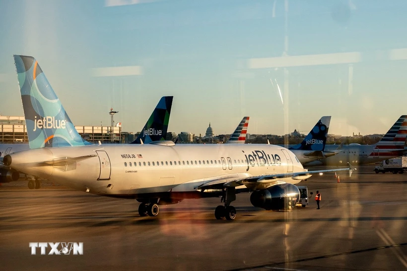 Máy bay của hãng hàng không JetBlue tại Sân bay quốc gia Ronald Reagan Washington ở Arlington, Virginia (Mỹ). (Ảnh: AFP/TTXVN)