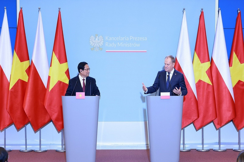 Thủ tướng Phạm Minh Chính và Thủ tướng Ba Lan Donald Tusk tại cuộc gặp gỡ báo chí hai nước sau hội đàm, tại Thủ đô Warsaw sáng 16/1/2025 (giờ địa phương). (Ảnh: Dương Giang/TTXVN)