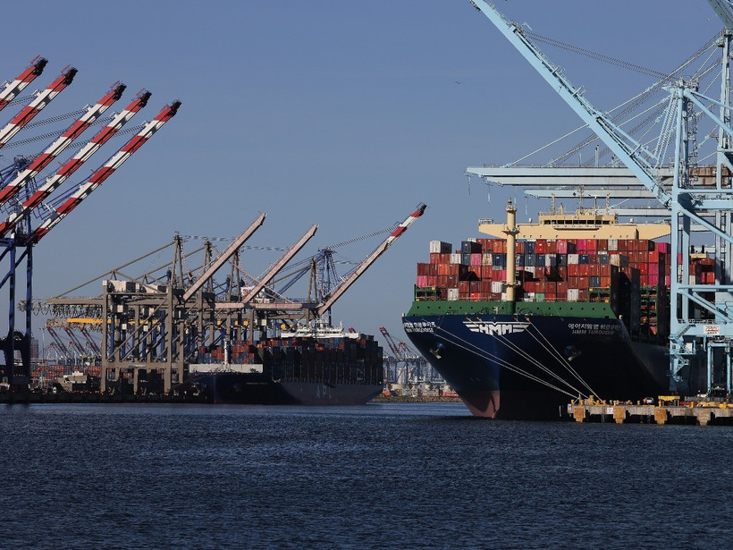 Cảng container hàng hoá Los Angeles ở California (Mỹ) ngày 10/5/2025. (Ảnh: THX/TTXVN)