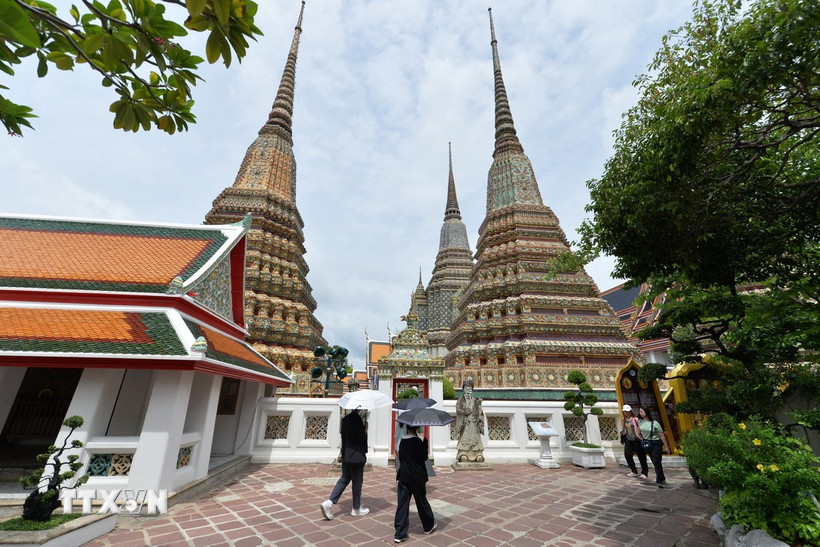 Khách du lịch tham quan Chùa Wat Pho ở Bangkok, (Thái Lan). (Ảnh: THX/TTXVN)