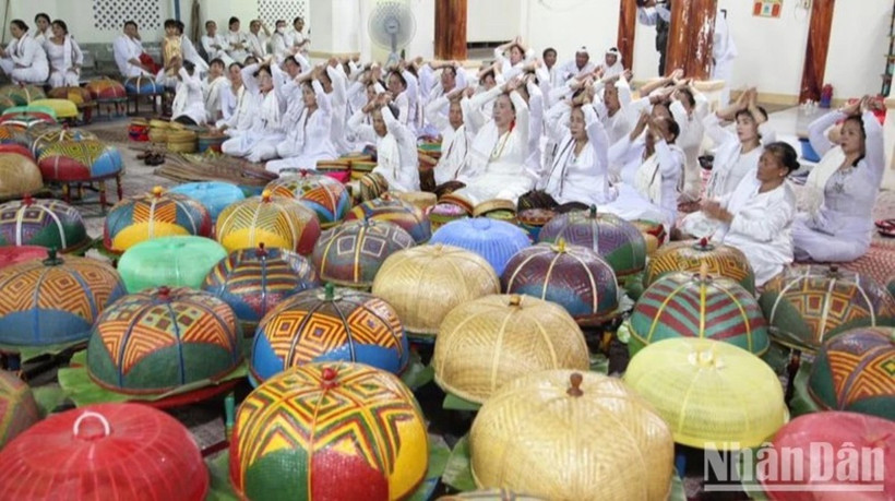 Lễ cúng thần linh tại thánh đường để bước vào lễ tịnh chay là nghi thức quan trọng trong tín ngưỡng tôn giáo của đồng bào Chăm theo đạo Hồi giáo tại tỉnh Ninh Thuận vào dịp đón Tết Ramưwan hằng năm. (Nguồn: Báo Nhân Dân)