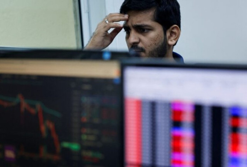 Nhà môi giới tại một công ty chứng khoán ở Mumbai (Ấn Độ). (Nguồn: Reuters)