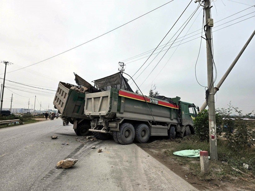 Một vụ tai nạn xảy ra trên tuyến tỉnh lộ 338, địa bàn thị xã Quảng Yên (Quảng Ninh) ngày 5/3/2025. (Ảnh: TTXVN phát)