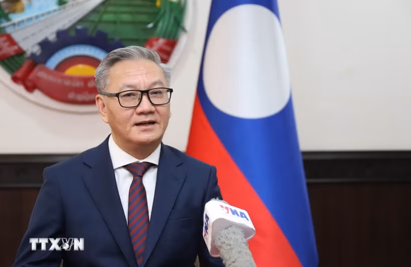 Bộ trưởng Ngoại giao Lào Thongsavanh Phomvihane chia sẻ về vai trò của báo chí cách mạng Việt Nam. (Ảnh: Xuân Tú/TTXVN)