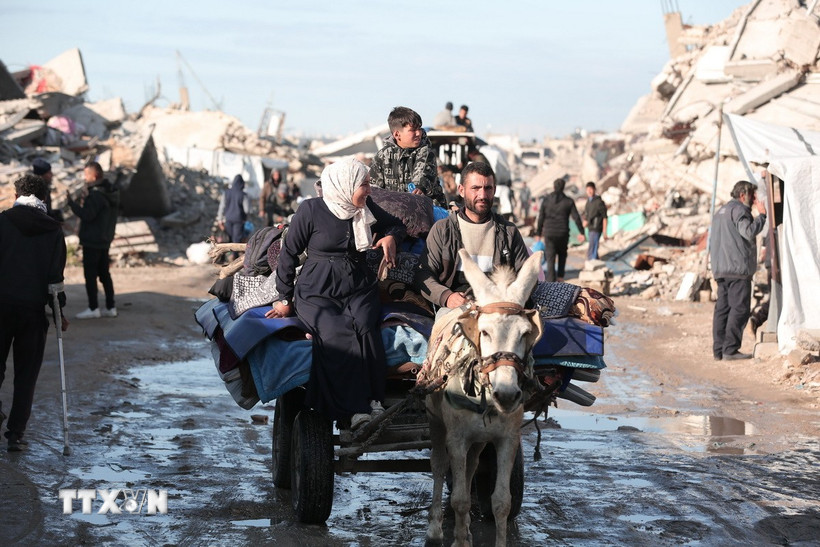 Người dân Palestine sơ tán tránh xung đột tại Gaza. (Ảnh: THX/TTXVN)