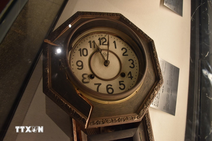 Một chiếc đồng hồ dừng lại ở 11h02 ngày 9/8/1945, thời điểm Mỹ ném bom nguyên tử xuống thành phố Nagasaki (Nhật Bản), được trưng bày tại Bảo tàng Bom Nguyên tử Nagasaki. (Ảnh: Nguyễn Tuyến/TTXVN)