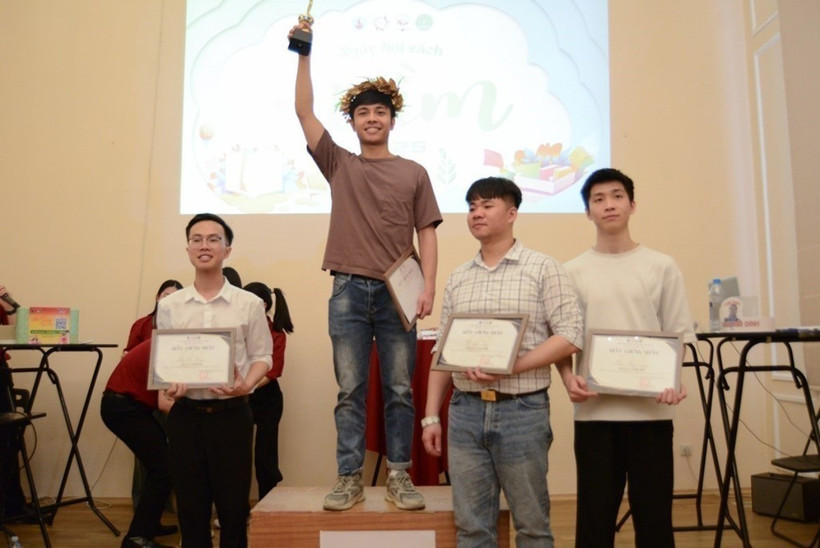 Các thí sinh đạt giải trong cuộc thi "Đường lên đỉnh tri thức." (Ảnh: Quang Vinh/TTXVN)