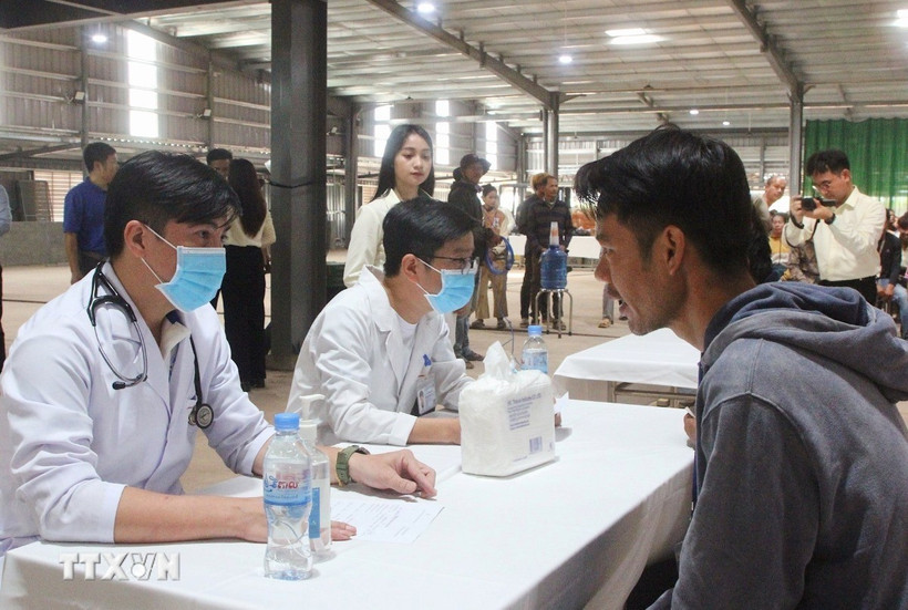 Các y, bác sỹ bệnh viện Chợ Rẫy-Phnom Penh khám bệnh, tư vấn sức khoẻ cho người lao động tại Khu liên hợp Snuol của công ty Thaco Agri, huyện Snuol, tỉnh Kratie, Vương quốc Campuchia. (Ảnh: Quang Anh/TTXVN)