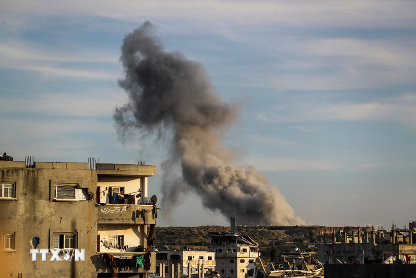 Khói bốc lên sau cuộc không kích của Israel tại Dải Gaza. (Ảnh: THX/TTXVN)