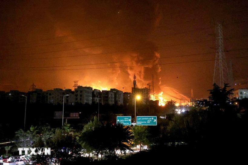 Khói lửa bốc lên từ một cơ sở khai thác dầu ở quận Shahran, Thủ đô Tehran (Iran) . (Ảnh: Anadolu Agency/TTXVN)