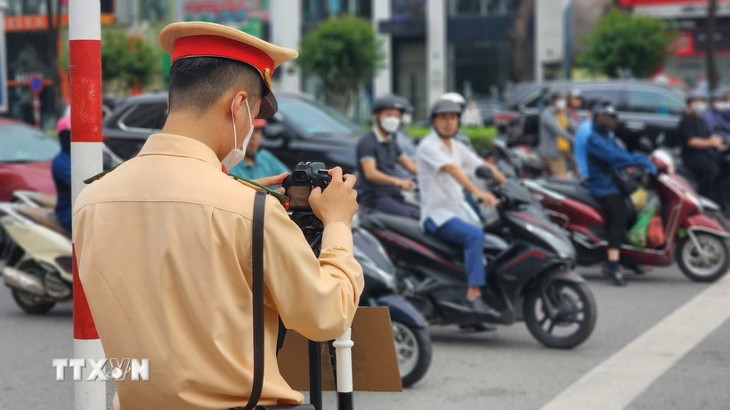 Sử dụng camera lưu động ghi hình hành vi vi phạm là một biện pháp nhằm đảm bảo minh bạch khi phạt nguội, đồng thời tăng tính răn đe đối với người tham gia giao thông. (Ảnh: TTXVN phát)