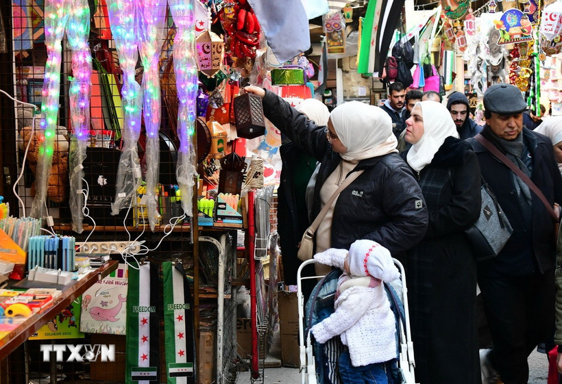 Người dân mua sắm tại chợ ở Damascus (Syria). (Ảnh: THX/TTXVN)