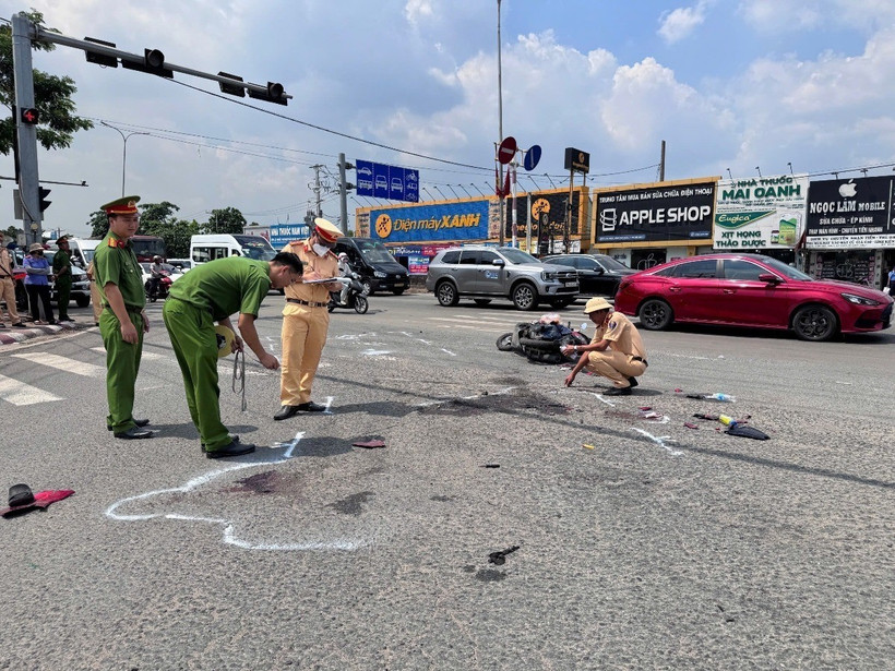 Cơ quan chức năng khám nghiệm hiện trường, điều tra nguyên nhân vụ tai nạn. (Ảnh: TTXVN phát)