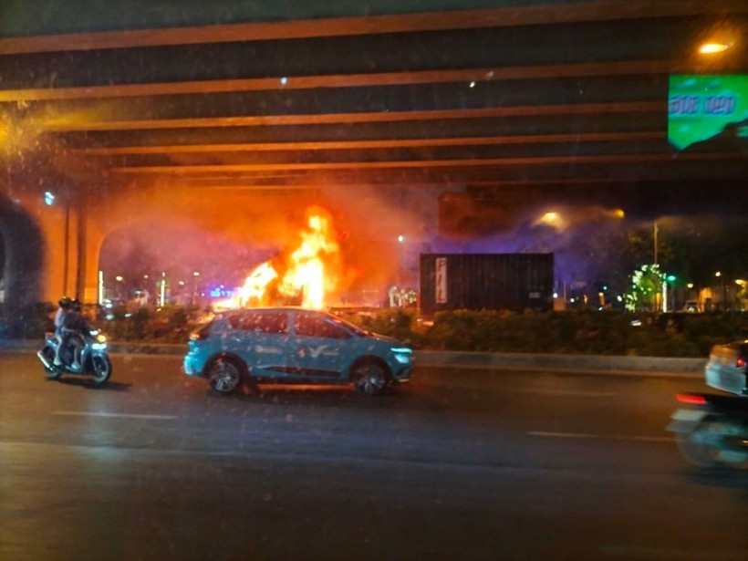 Hiện trường vụ cháy ôtô trên địa bàn quận Thanh Xuân tối 20/4. (Nguồn: OFFB)