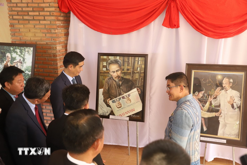Đại sứ Phạm Việt Hùng cùng các đại biểu tham quan triển lãm tranh vẽ Bác Hồ của cố họa sỹ kiều bào Đào Trọng Lý trưng bày tại Làng hữu nghị Thái-Việt. (Ảnh: Đỗ Sinh/TTXVN)