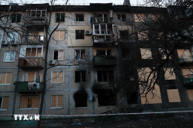 Tòa chung cư bị hư hại sau vụ tấn công bằng tên lửa đạn đạo và máy bay không người lái ở Kiev (Ukraine), ngày 14/11/2025. Nguồn: THX/TTXVN