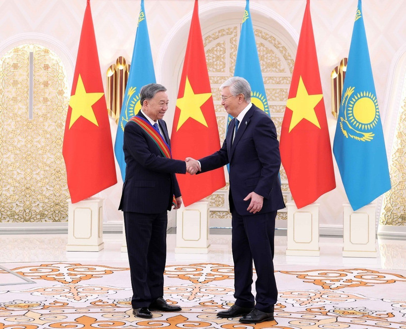 Tổng thống Kassym-Jomart Tokayev trao Huân chương Hữu nghị hạng Nhất của Nhà nước Kazakhstan cho Tổng Bí thư Tô Lâm. (Ảnh: Thống Nhất/TTXVN)