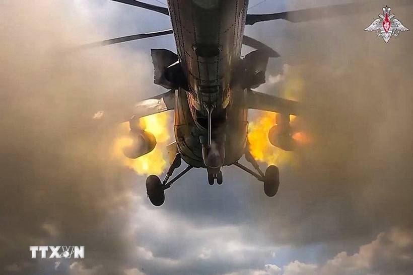 Máy bay Mi-35m của Nga phóng tên lửa nhằm vào lực lượng Ukraine xâm nhập vùng Kursk, ngày 21/8/2024. (Getty Image/TTXVN)