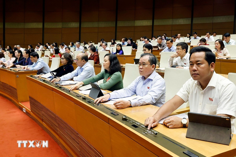 Đại biểu Quốc hội ấn nút biểu quyết thông qua các luật và nghị quyết. (Ảnh: Doãn Tấn/TTXVN)