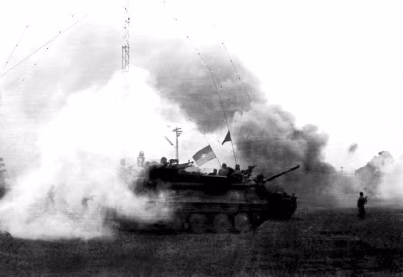 Ngày 9/4/1975, các đơn vị bộ binh và xe tăng thần tốc tiến về giải phóng Xuân Lộc, “cánh cửa thép” - căn cứ phòng thủ trọng yếu của địch bảo vệ Sài Gòn từ phía Đông Bắc. Ngày 21/4, quân địch ở Xuân Lộc tháo chạy, cửa ngõ vào Sài Gòn từ hướng Đông Bắc đã được mở. (Ảnh: Tư liệu TTXVN)