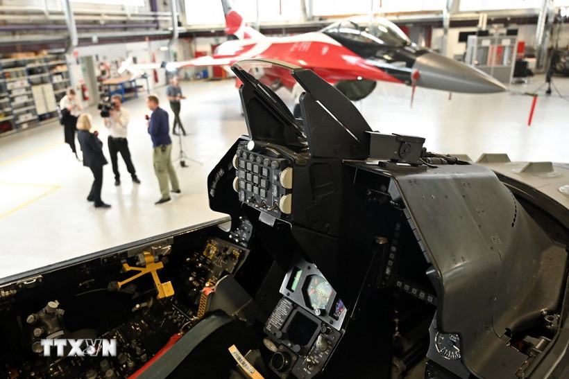 Bảng điều khiển của máy bay tiêm kích F-16B tại căn cứ không quân Skrydstrup ở thị trấn Vojens (Đan Mạch), ngày 20/8/2023. (Ảnh minh họa: AFP/TTXVN)