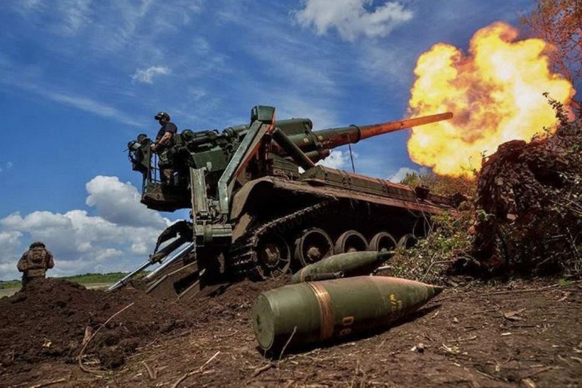 Quân nhân Ukraine nã pháo tự hành 2S7 Pion tại vùng Donetsk về phía mặt trận Nga, ngày 27/9/2024. (Ảnh: Reuters/TTXVN)