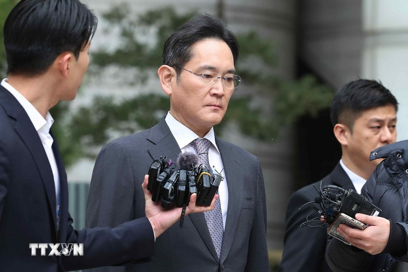 Chủ tịch Tập đoàn điện tử Samsung Lee Jae-yong (giữa) rời Tòa án quận trung tâm Seoul (Hàn Quốc), hồi tháng Hai năm ngoái. (Ảnh: Yonhap/TTXVN)