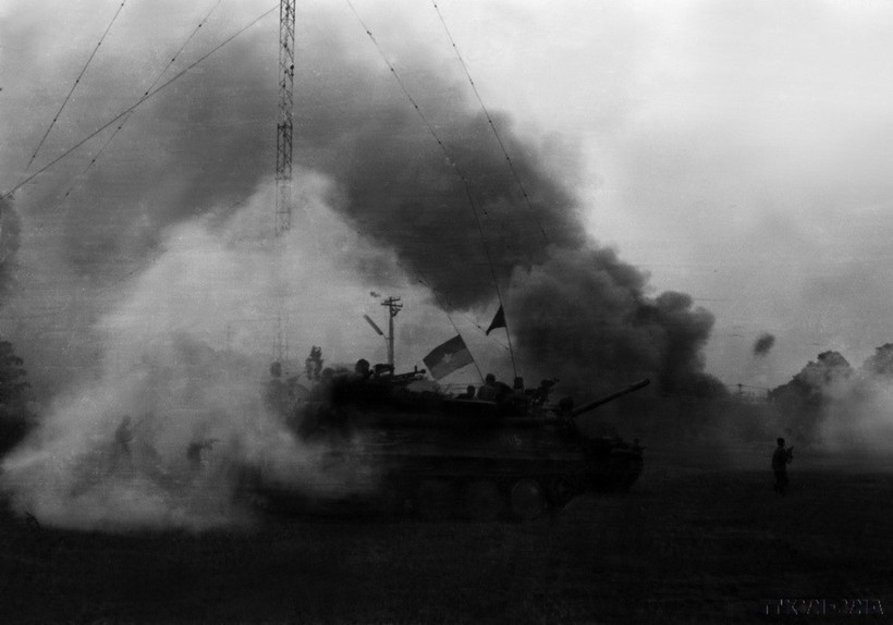 Các đơn vị bộ binh và xe tăng tiến vào Sài Gòn trên xa lộ Biên Hòa. (Ảnh: Hứa Kiểm/TTXVN)