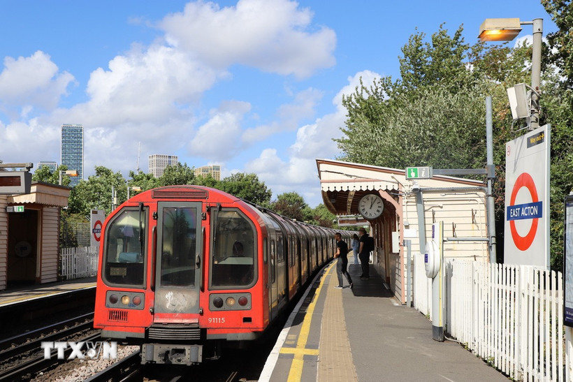 Một ga nổi trên mặt đất của hệ thống tàu điện ngầm London (Anh). (Ảnh minh họa: Hữu Tiến/TTXVN)
