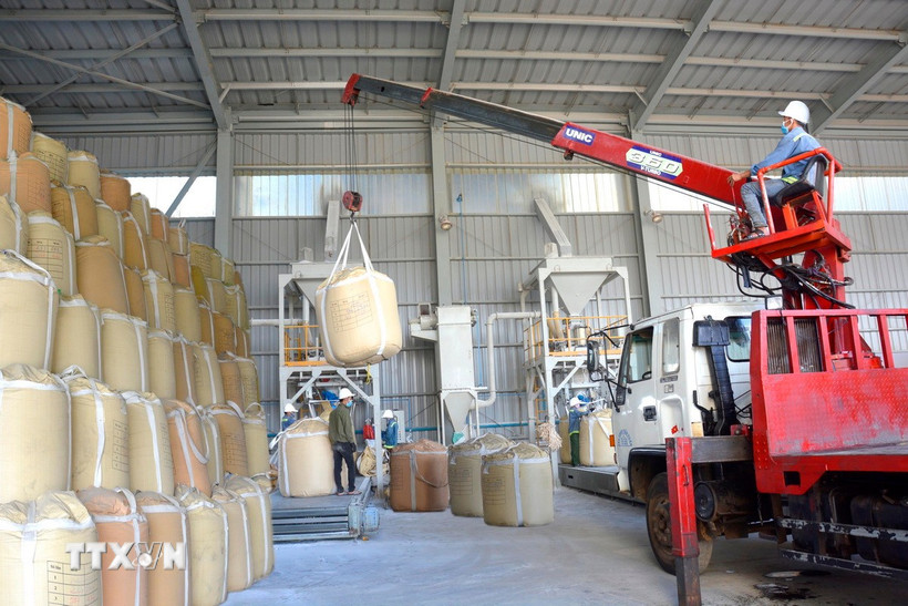 Đóng gói, bốc xếp sản phẩm tại một nhà máy alumin. (Ảnh: TTXVN phát)