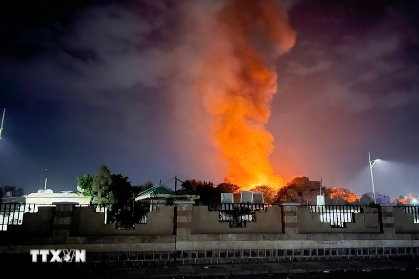 Khói lửa bốc lên sau vụ không kích của lực lượng Mỹ vào Thủ đô Sanaa (Yemen) ngày 19/3/2025. (Ảnh: THX/TTXVN)