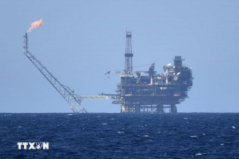 Một giàn khoan dầu ở ngoài khơi bờ biển Libya. (Ảnh: Getty Images/TTXVN)