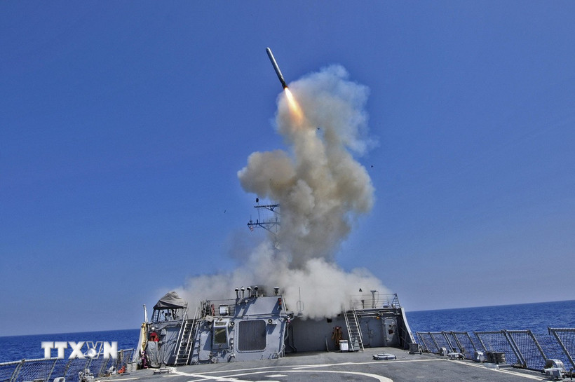 Tên lửa hành trình Tomahawk được phóng từ tàu khu trục USS Barry của Mỹ trên Địa Trung Hải. (Ảnh minh họa. AFP/TTXVN)