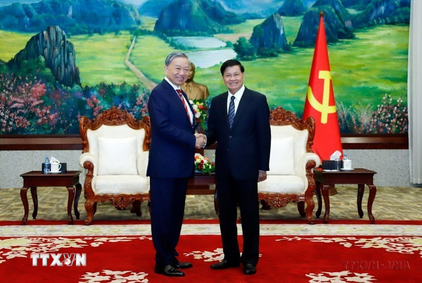 Tổng Bí thư-Chủ tịch nước Lào Thongloun Sisoulith đón ông Tô Lâm, khi ông giữ cương vị Bộ trưởng Bộ Công an, vào ngày 29/9/2023 tại Vientiane. (Ảnh: Phạm Kiên/TTXVN)