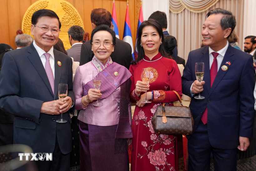 Đại sứ Việt Nam tại Lào Nguyễn Minh Tâm cùng Phu nhân tới chúc mừng Tổng Bí thư-Chủ tịch nước Lào Thongloun Sisoulith. (Ảnh: Đỗ Bá Thành/TTXVN)