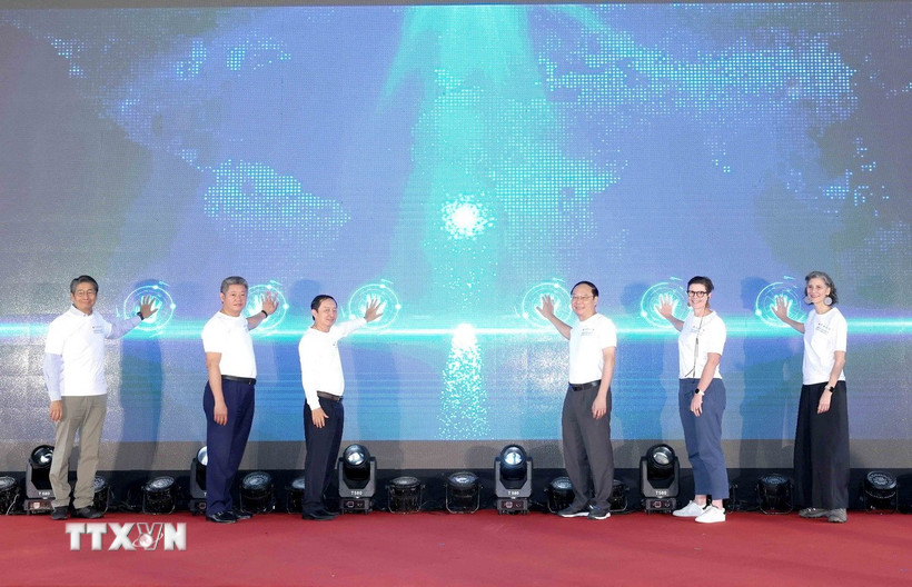 Các đại biểu thực hiện nghi thức kết nối dữ liệu cảm biến đo chất lượng không khí với hệ thống giám sát, tích hợp chất lượng không khí quốc gia. (Ảnh: Phương Hoa/TTXVN)